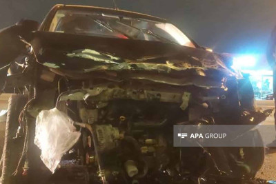Babək prospektində “Nissan” avtomobil salonuna çarpılıb