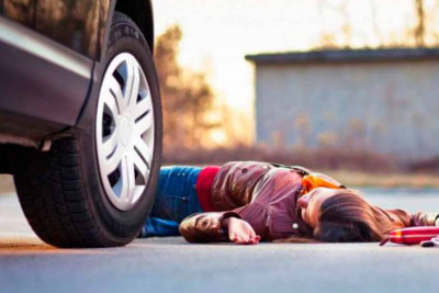 8 Noyabr prospektini keçmək istəyən qadın vurulub