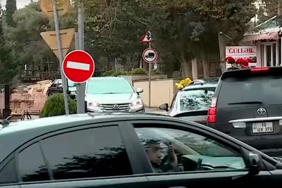 Qəbiristanlığın ortasında olan yol sürücülərin cərimələnməsinə səbəb olub – VİDEO