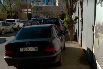 Nəsimi rayonunda piyadalar parklanmış avtomobillərə görə təhlükəsiz hərəkət edə bilmirlər – VİDEO