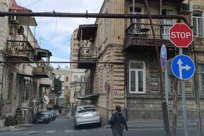 Bakının mərkəzində küçənin bir hissəsi zəncirlə bağlanıb