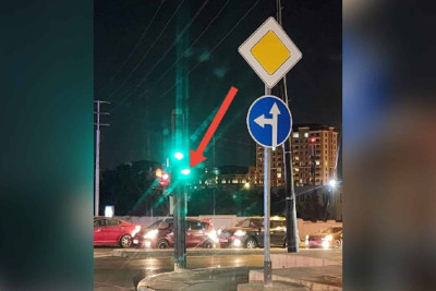 Bakıda yol nişanı sağa dönməni qadağan etsə də, işıqfor icazə verir