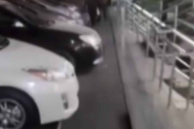 Bakıda piyada səkisi daraldılaraq parkinq qurulub və obyektlər tikilib – VİDEO