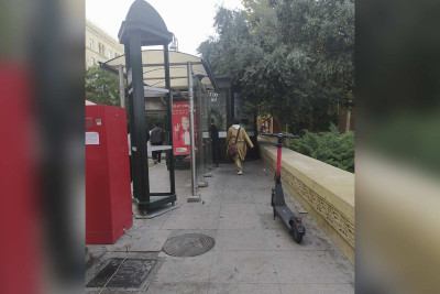 Mərkəzdəki köşk piyadaların hərəkətinə mane olduğu üçün bağlanıb