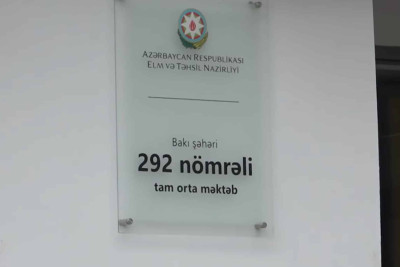 Valideynlər Bakı məktəbinin müəllimlərini şagirdləri döyməkdə ittiham edirlər – VİDEO