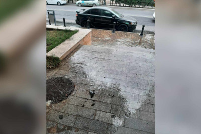 Cavadxan küçəsini su basıb: əraziyə qəza briqadası cəlb olunub