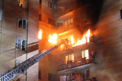 Xətai rayonunda yaşayış binasında alışma olub