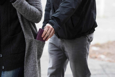 Qaradağdakı ticarət mərkəzində pulqabı oğurluğu qeydə alınıb
