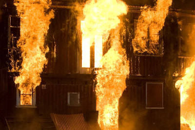 Xətai rayonunda ikimərtəbəli bina yanıb