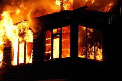 Nərimanov rayonunda üçmərtəbəli ev yanıb