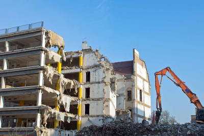 Qaradağ rayonunda sovet dönəmində tikilən binalar sökülür