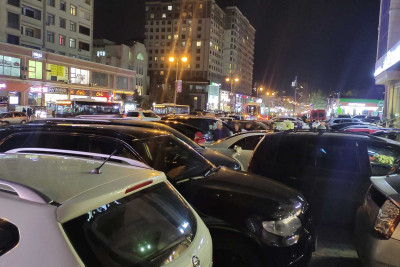 Yasamalda avtomobillər metro stansiyasının çıxışını bağlayıb