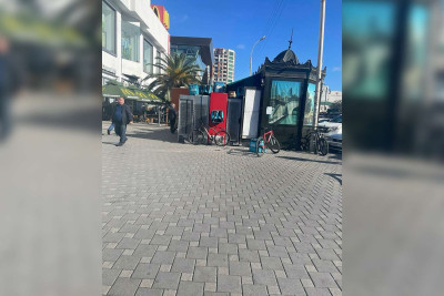 “Nəriman Nərimanov” metro stansiyasının yaxınlığında piyadalar köşkə görə hərəkət edə bilmirlər