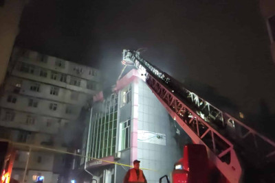 Binəqədi rayonunda ticarət mərkəzi yanıb: xəsarət alanlar var