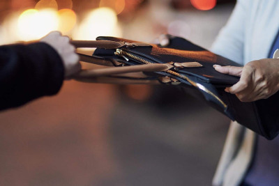 Nərimanovda vətəndaşdan içərisində pul və bank kartları olan çantası oğurlanıb