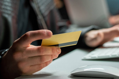 Qaradağda 3 nəfərin bank kartından pul talanıb