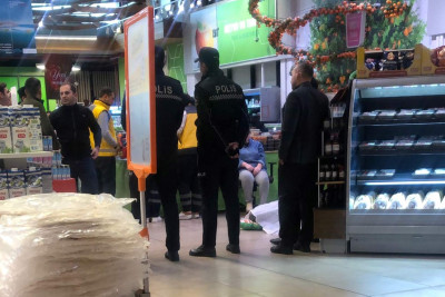 Babək prospektində yerləşən marketlərin birində kişi ölüb