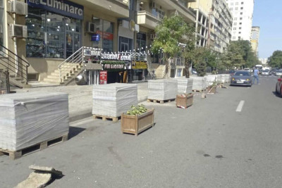 Azadlıq prospektində piyada səkisi təmir olunub