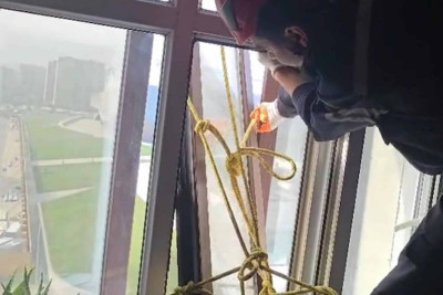 Nərimanovda binanın fasadında pəncərə qoparaq asılı vəziyyətdə qalıb – VİDEO