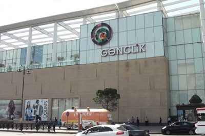 “Gənclik Mall”da cütlük müxtəlif markalı telefonlar oğurlayıb