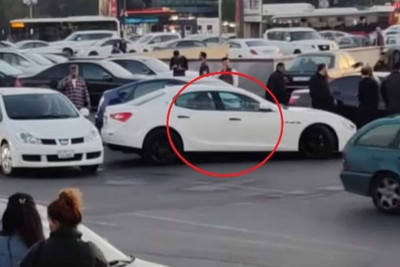 Nərimanovda “Prius” lüks avtomobillə toqquşub