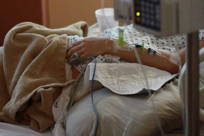 Gəlin tərəfindən döyülən qadının son vəziyyəti açıqlanıb – YENİLƏNİB