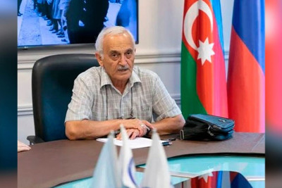 Jurnalist Əli Fərəcov anasının qəbrinin yanında dünyasını dəyişib