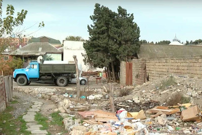 Xətai rayonunda sakinlər illərdir məhəllənin asfaltlanmasını gözləyirlər – VİDEO