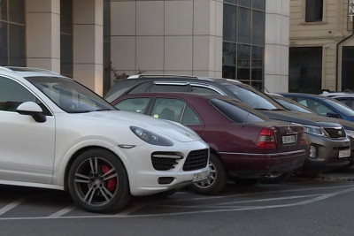 Nərimanovda qanunsuz parklanma yerlərində xaos hökm sürür – VİDEO