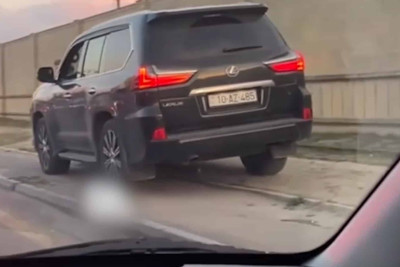 Bakıda tıxacda durmaq istəməyən sürücülər piyada səkisi ilə sürdülər – VİDEO