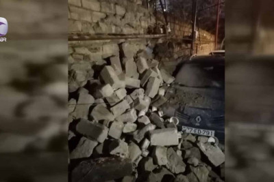 Nərimanovda hasar maşının üzərində aşdı, səbəbkar təmirdən imtina etdi