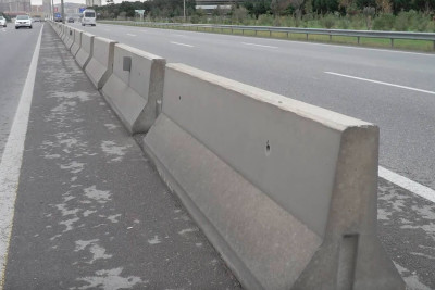 Magistral yollardakı beton arakəsmələrin düzülüşü qaydalara uyğundurmu?