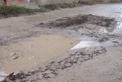 Maştağanın küçələrindən birində yollar uzun zamandır təmir olunmur