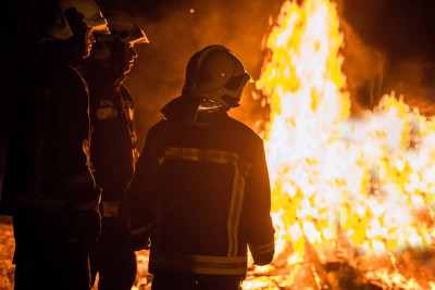 Nərimanovda reklam sexində yanğın olub