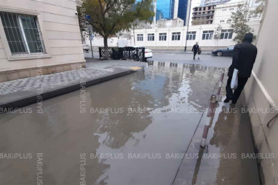 Nəsimi rayonunda yaranan gölməçə məhəlləyə girişi bağlayıb – VİDEO