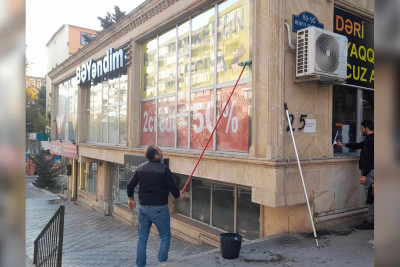 Nəsimi rayonunda küçələr və ticarət obyektlərinin vitrinləri yuyulub