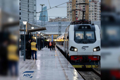Güclü külək qatarların hərəkət cədvəlində yubanmalara səbəb olub - YENİLƏNİB