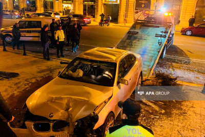 Zərifə Əliyeva küçəsində “BMW” ağaca çarpılaraq aşıb