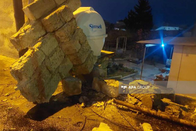 Xətaidə avtobus yaşayış evinin üstünə çıxıb