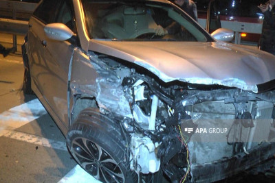 Hövsanda avtomobil yol kənarındakı dəmir arakəsməyə çarpılıb
