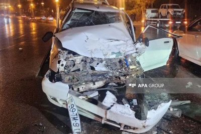 Nərimanovda avtomobil qarşı zolağa çıxaraq qəza törədib – VİDEO