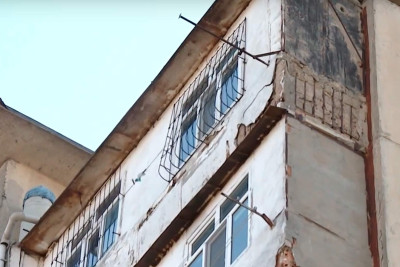 Xətaidə sakin binanın damından su axıdıldığını iddia edir