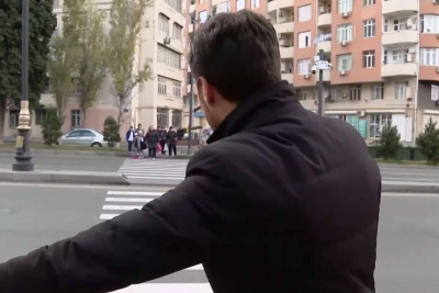 Xətai rayonunda işıqforun xarab olmasına görə məktəblilər dərsə gecikirlər - VİDEO