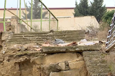 Gəncə prospektində təhlükəli pilləkənlər: sakinlər bundan istifadə edərək həyatlarını riskə atırlar – VİDEO