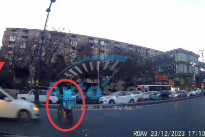 Xətai rayonunda avtomobil velosipedçini vurub – VİDEO