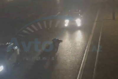 Aeroport yolunda avtomobil piyadanın üzərindən keçib – VİDEO