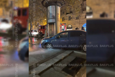 Nəsimi rayonunda avtomobil qəzaya düşüb