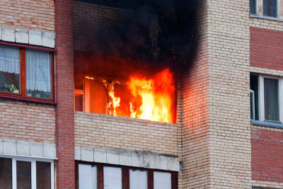 Paytaxtdakı evlərin birində eyvan yanıb