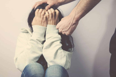 Valideynləri yeniyetmə qızı döyərək evdən qovublar