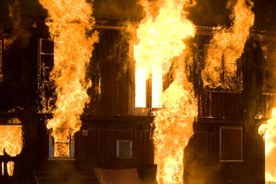 Nərimanovda anbar yanıb